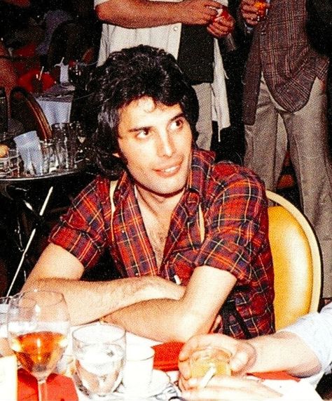 ♡ — freddie mercury icons Like or reblog if you save ♡ King Of Queens, Freddy Mercury, Queen Photos, We Will Rock You, Roger Taylor, Queen Freddie Mercury, Queen Pictures, Somebody To Love, John Deacon