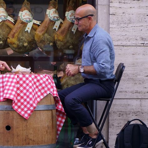 Stanley Tucci Searching For Italy Style, Stanley Tucci Italy, Italian Men Style Summer Casual, Stanley Tucci Fashion, Stanley Tucci Style Casual, Italian Casual Style Men, Mens Travel Outfits, Tucci Stanley, Mens Italian Street Style