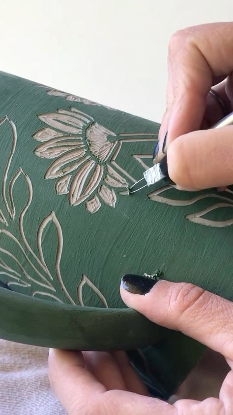 How to sgraffito carve a pitcher ❤️ ••• Follow @el_pez_sabe for more! | Instagram Sgraffito Technique Patterns, Sgraffito Designs Easy, Ceramic Carving Designs, Sgraffito Designs Pattern, Scraffito Designs Simple, Clay Sgraffito, Ceramics Carving, Ceramics Sgraffito, Sgraffito Ceramics