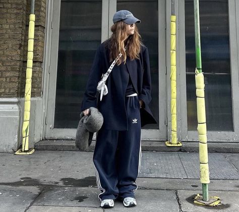 Styling Tracksuits, Lounge Street Style, Tracksuit Street Style, Tracksuit Outfit Women Street Styles, Tracksuit Outfit, Adidas Fashion, Adidas Outfit, Mode Inspo, 가을 패션