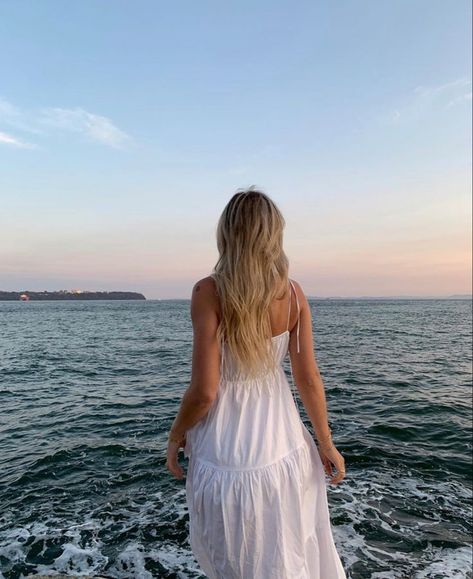 Blonde Aesthetic Wallpaper, Beachy Girl Aesthetic, Beach Dress Photoshoot, Coastal Outfits, Scandi Summer, Easy Beach Hairstyles, Beachy Girl, Unique Senior Pictures, Beach White Dress