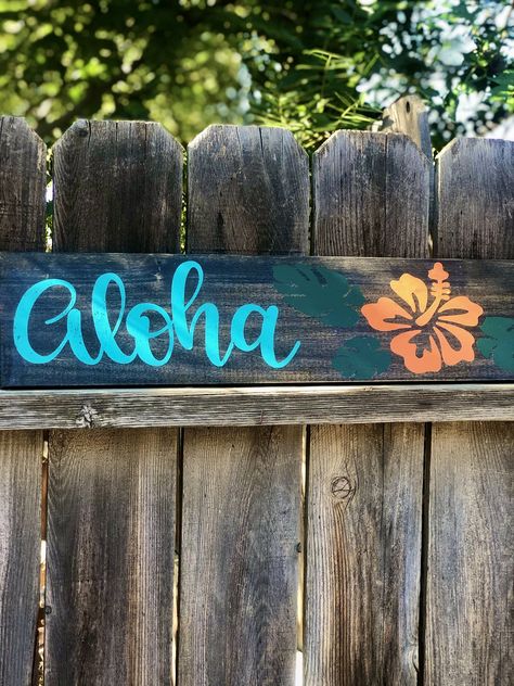 Hawaiian Signs Diy, Aloha Sign Diy, Luau Signs Diy, Hawaiian Signs, Hawaiian Backyard, Tropical Signs, Tiki Garden, Aloha Sign, Tiki Hawaii