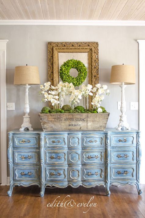 blue buffet Commode Shabby Chic, Elegant Family Room, French Provincial Dresser, Blue Dresser, French Country Bedrooms, Shabby Chic Dresser, Foyer Decorating, Country Bedroom, Rustic Frames