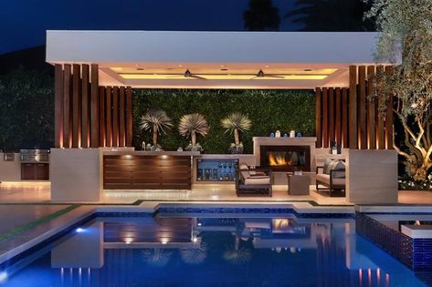 Modern Covered Patio and Pool Outdoor Kitchen Design Layout Grill Area, Outdoor Kitchen Design Modern, Outdoor Cooking Spaces, Poolside Lounge, Kitchen Design Layout, Kitchen Design Diy, Farmhouse Outdoor, Outdoor Kitchen Design Layout, Outdoor Kitchen Patio