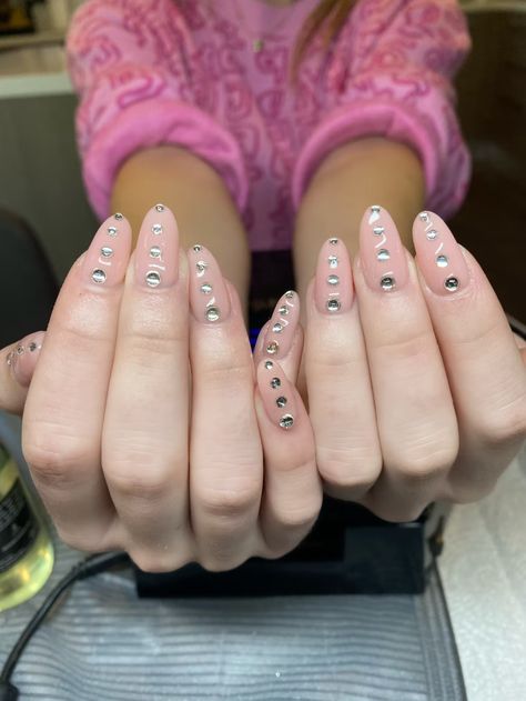 Euphoria Nail Artist Natalie Minerva Shares The Meaning Behind Season 2’s Manicures Cassie Nails, Bedazzled Nails, Euphoria Nails, Popular Nails, Diamond Nails, Dream Nails, Classy Nails, Cute Acrylic Nails, Blue Nails