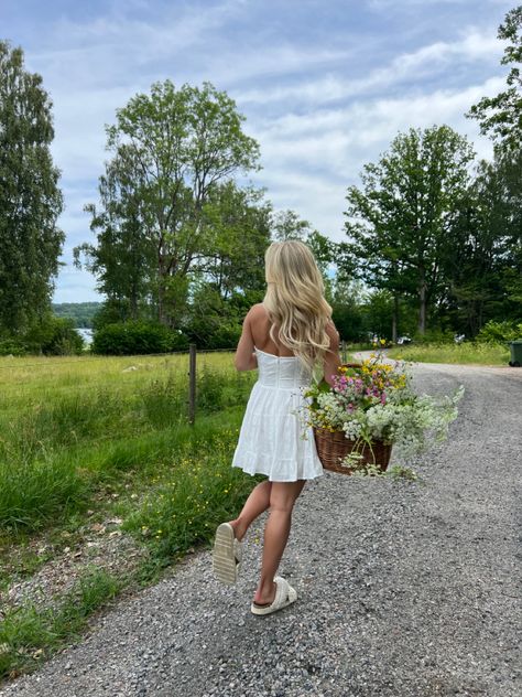 Platonic Soulmates, Swedish Summer, Scandinavian Summer, Swedish Girls, Long Hots, Summer Inspiration, Spring Vibes, Beauty Clothes, European Summer