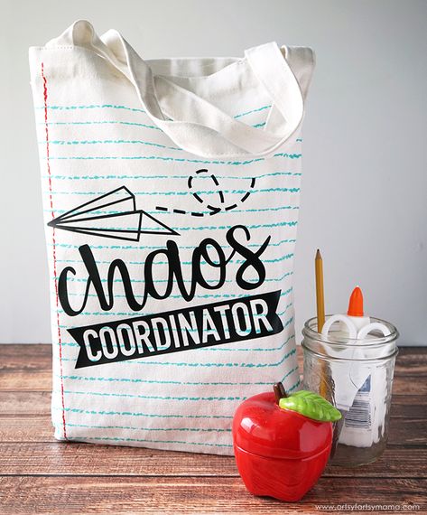 Chaos Coordinator Teacher Tote Bag with FREE Cricut Cut File! #CricutMade #Cricut #Teacher #teacherlife #diy #school #vinyl #GiftIdea #teacherappreciation Teacher Gifts Cricut, Cricut Teacher, Teacher Canvas, Teacher Tote Bag, Teacher Craft, Diy School, Teachers Diy, Free Cricut, Teacher Bags