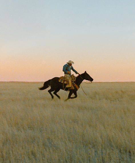 Cowboy Photoshoot, Costal Cowgirl, Film Grain, Country Gal, Shot On Film, Western Artwork, Cowboy Aesthetic, Wilde Westen, Between Two Worlds