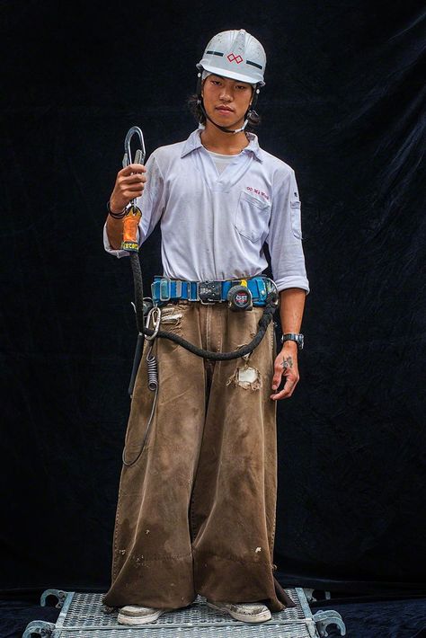 “Nikkapokka” Pants in Style on the Construction Site (Photos) | Nippon.com Nikkapokka Pants, Japanese Construction, Dock Worker, Mechanic Clothes, Workwear Aesthetic, Japanese Workwear, Tobi Pants, Japanese Uniform, Construction Workers