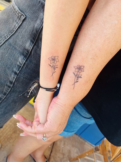 Mom And Daughter Tattoos Matching Flower, Flower Mom And Daughter Tattoos, Mother And Daughter Flower Tattoos, Small Matching Wrist Tattoos, Maching Tattoos Mom, Matching Mother Daughter Tattoos Flowers, Mom Daughter Flower Tattoos, Mom And Daughter Tattoos Flowers, Matching Flower Tattoos Mother Daughters