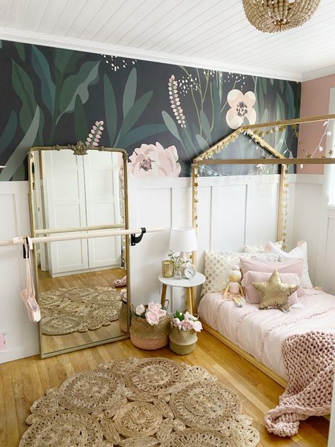 Small Girls Bedrooms, Tiny Castle, Ballet Room, Ballet Bar, Zimmer Diy, Girls Room Design, Big Girl Bedrooms, Toddler Girl Room, Girl’s Room