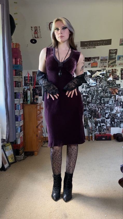 witchy goth velvet outfit Fitted Velvet Dress, Whimsigoth Velvet, Velvet Outfit, High School Fashion, Witchy Goth, Goth Outfit, Fashion Things, Velvet Clothes, Outfit Vintage