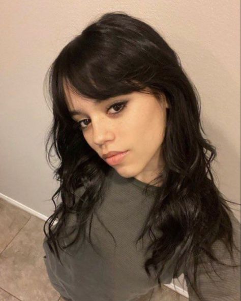 Jenna Ortega With Black Hair, Bangs Like Jenna Ortega, Jenna Ortega Hair Long, Jenna Ortega Hair Curtain Bangs, Black Hair With Short Curtain Bangs, Jenna Orgeta Hair, French Bangs Jenna Ortega, Wispy Curtain Bangs Jenna Ortega, Jenna Ortega Red Hair