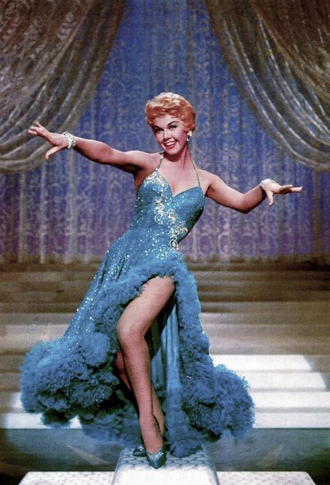 Doris Day plays Ruth Etting In “Love Me or Leave Me” (MGM, 1955) Doris Day Outfits, Doris Day Fashion, Ruth Etting, 50s Stars, Ladies Day Outfits, Hollywood Prom, Doris Day Movies, Love Me Or Leave Me, Drag Inspiration