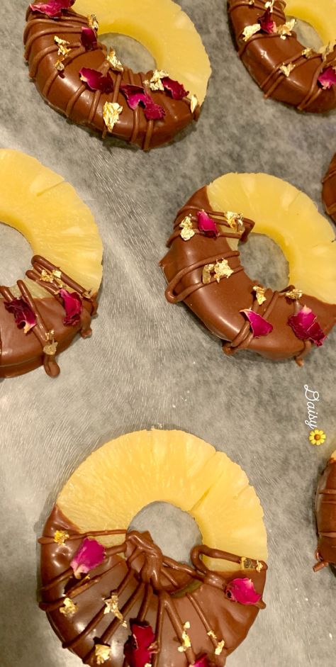 Fruits Dipped In Chocolate, Diy Edible Arrangement, Chocolate Covered Fruit Bouquet, Pineapple Fruit Display, Homemade Edible Arrangements, Chocolate Covered Fruit Ideas, Chocolate Dipped Pineapple, Candy Covered Fruit, Chocolate Covered Pineapple