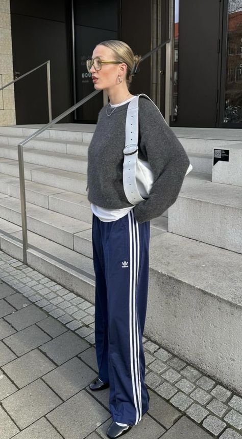 Adidas Capris Outfit, Basic Outfits Sporty, How To Wear Track Pants Outfits, Adidas Trackpant Outfit Street Styles, Adidas Trackies Outfit, No Pants Outfit Trend, Adidas Striped Pants Outfit, Adidas Pants Aesthetic, Track Suit Pants Outfits