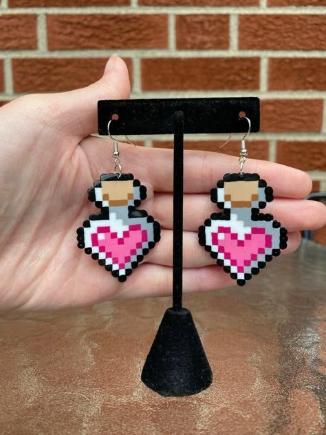 Bead Art Earrings, Simple Perler Bead Patterns Ideas, Pearlier Beads Patterns, Mini Perler Bead Earrings, Pearler Bead Earrings Diy, Fuse Beads Earrings, Pyssla Earrings, D&d Perler Beads, Perler Beads Necklace