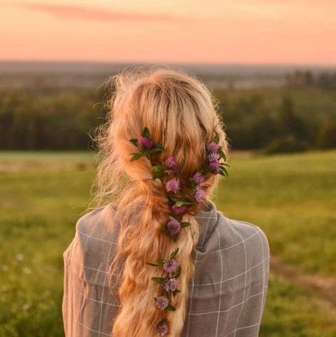 Ellen Tyn, Cottagecore Hairstyles, Flowers In Her Hair, Princess Aesthetic, Cottagecore Aesthetic, Shooting Photo, Aesthetic Hair, About Hair, Rapunzel