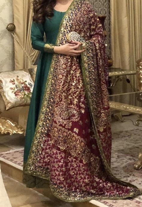 Plain Dress With Heavy Dupatta, Dress With Heavy Dupatta, Plain Suit With Heavy Dupatta, Suit With Heavy Dupatta, Brocade Suits, Plain Suit, Brides Sister, Dupatta Designs, Heavy Dupatta