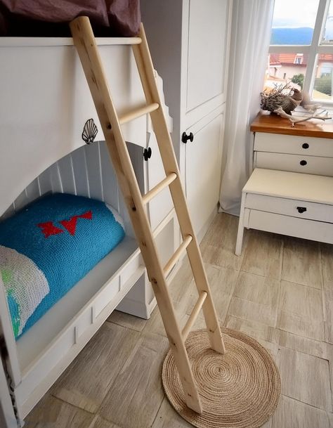 DIY Wooden Bunk Bed Ladder Project For Kids' Room Bunk Bed Ladders, Bed Ladder Ideas, Bunk Bed Ladder Ideas, Diy Wooden Ladder, Wooden Ladder Decor, Ladder Diy, Ladder Ideas, Bed Ladder, Woodland Bedroom