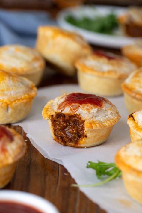 Aussie Beef Party Pies Mini Beef Pies, Mini Meat Pies, Minced Beef Pie, Aussie Pie, Party Pies, Dinner Pie, Mini Mince Pies, Pasties Recipes, How To Make Bbq