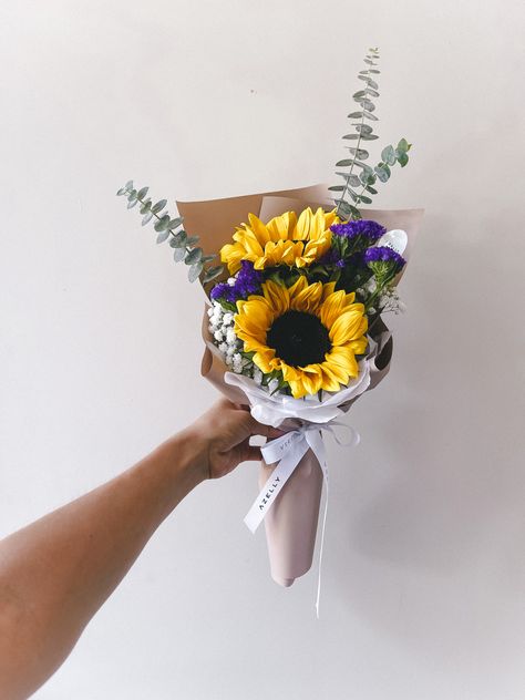 Sunflower bouquet. Colorful flowers. Small bouquets One Sunflower Bouquet, Mini Bucket Flowers, Bunch Of Flowers Bouquets, Small Sunflower Bouquet, Mini Sunflower Bouquet, Small Bouquet Ideas, Mini Bouquet Flowers, Flower Bouquet Sunflower, Mini Flower Arrangements