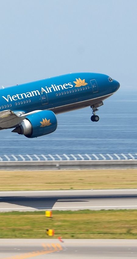 Vietnam Airlines 777-200ER; being phased out and replaced by 787-9 and A350-900XWB, some sold to Austrian Airlines Good Morning Vietnam, Bad Hotel, Plane Flight, Beautiful Vietnam, Vietnam Airlines, Room Reservation, Airline Logo, Passenger Aircraft, New Aircraft