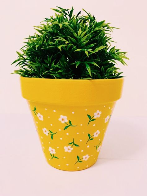 Yellow Pot Painting Ideas, Small Pot Painting Ideas, Flowerpot Designs, Easy Flower Pot Painting Ideas, Pots Painting, Terracotta Pottery, Pots Diy, Plant Pot Design, Pot Art