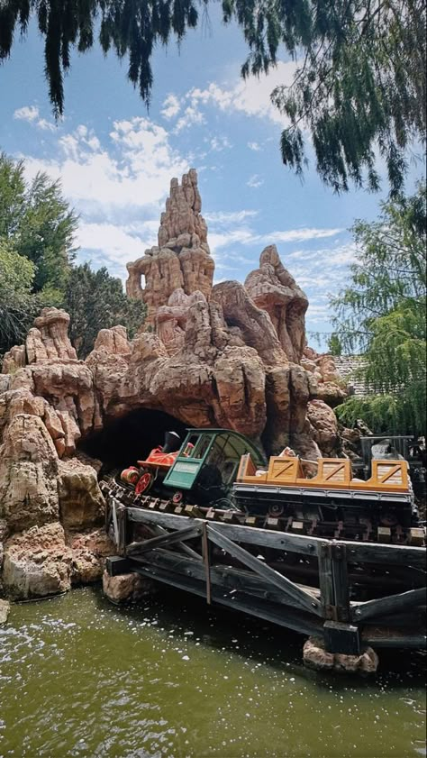 Disney Rides Aesthetic, Disneyland Aesthetic California, Disneyland California Aesthetic, Disneyland California Rides, Disney Scenery, Park Pics, Disneyland Aesthetic, Disneyland Parks, Disney World Attractions