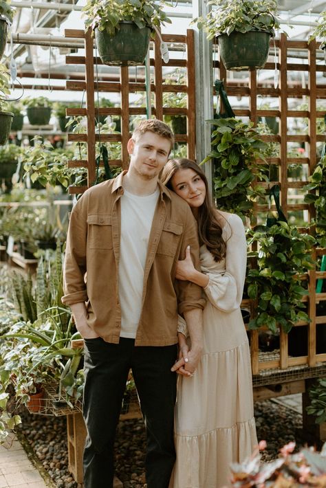 Simple Couple Photoshoot Ideas, Cream Couple Outfit, Garden Photoshoot Outfit Ideas, Engagement Photos Family, Plant Nursery Photoshoot Couple, Botanical Garden Date Outfit, Prenup Outfit Ideas, Garden Engagement Pictures Outfits, Botanical Gardens Photoshoot Couples