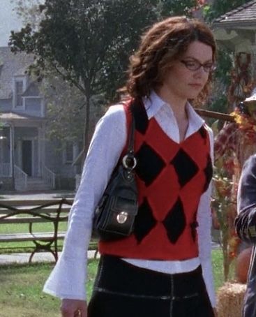 Black and red sweater vest with long white button up shirt underneath S4: E5 90s Sweater Vest Outfit, Button Up With Sweater Vest, Red Sweater Vest Outfit, Red Button Up Shirt Outfit, Red Vest Outfit, 90s Sweater Vest, Lorelai Gilmore Style, Vest Outfits Aesthetic, Gilmore Style