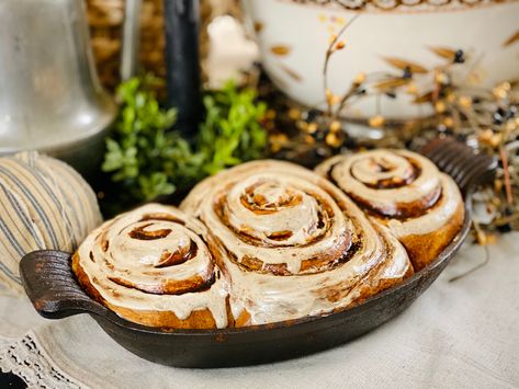 How to Make Faux Cinnamon Rolls - Primitive Crafts - Country Home Decor #fakebake #cinnamonrolls #crafts #crafting #diy #diycraftideas #diycraftstosell Fake Baked Goods, Faux Pies Diy, Faux Cinnamon Rolls Diy, Diy Faux Fall Food, Faux Foods Diy, Faux Food Decorations, Diy Faux Food, Primitive Country Crafts Diy, Faux Food