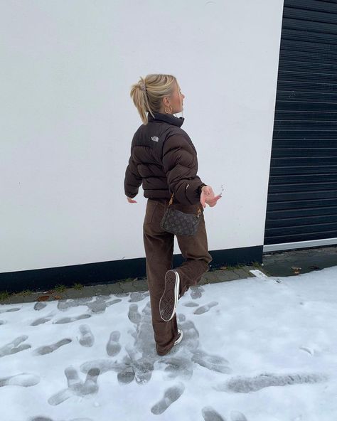 Barbara Kristoffersen, Snow Day Outfit, Brown Puffer Jacket, Trendy Outfit Inspo, Nyc Fits, Brown Puffer, North Face Puffer Jacket, Cold Outfits, Foto Poses