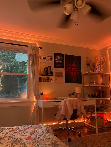 Bedrooms With Wood Paneling Walls, Room Inspo Realistic, Room Inspo Full View, Led Dorm Room Aesthetic, Cozy Teenage Room, Small Room Cozy Aesthetic, Fairy Lights Autumn, Room Inspo Preppy Boho, Cozy Soft Bedroom