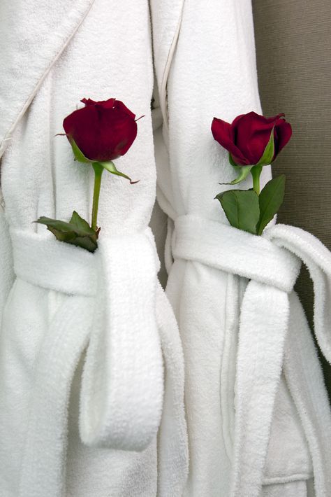 Romantic Hotel Room Ideas, Hotel Room Flowers, Rose Petals Hotel Room, Flowers In Hotel Room, Honeymoon Decorations, Hotel Room Rose Petals, Love Rose Romantic, Hotel Room Romantic, Hotel Romance