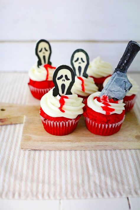 Ghost Face Cupcakes, Scream Movie Cupcakes, Scream Cake Movie, Scream Bday Party Ideas, Scream Birthday Party Girl, Scream Birthday Cake Girl, Ghostface Cupcakes, Horror Movie Desserts, Scream Movie Cake