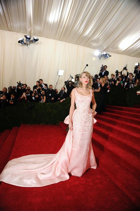 Taylor Red Carpet, About Time Fashion And Duration, Red Fall Outfits, Taylor Swift Red Carpet, Taylor Swift Dress, Taylor Outfits, Red Fall, Taylor Swift Red, Costume Institute