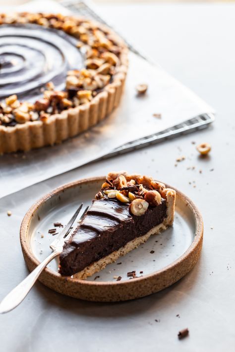 Hazelnut Tart, Tart Vegan, Hazelnut Recipes, Pie Pops, Bakery Boxes, Tart Dessert, Chocolate Pie, Dessert Pizza, Chocolate Tart