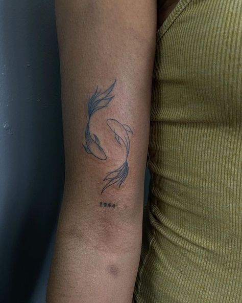 Tattoo Zodiac Pisces, Astrology Tattoo Pisces, Tattoo For Pisces, Simple Pisces Tattoo, Tattoos For Pisces, Pisces Zodiac Tattoo, Pisces Fish Tattoo, Tattoos Astrology, Pices Zodiac Tattoo