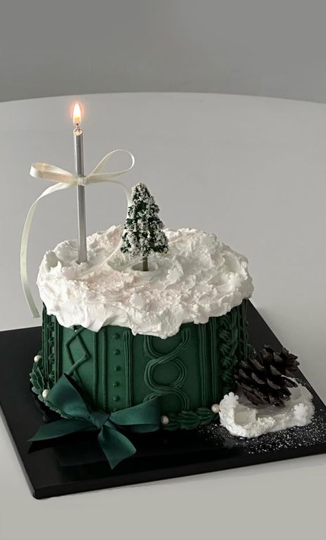 festive cake, winter cake, Christmas cake ideas, festive Christmas cake ideas, winter cake decoration, festive cake pictures, festive cake aesthetic Royal Iced Christmas Cake, Cascade Cake Design, Winter Fondant Cake Ideas, Winter Cake Aesthetic, New Years Cake Decorating Ideas, Christmas Present Cake Ideas, Iced Christmas Cake, Christmas Cakes Aesthetic, Christmas Jumper Cake