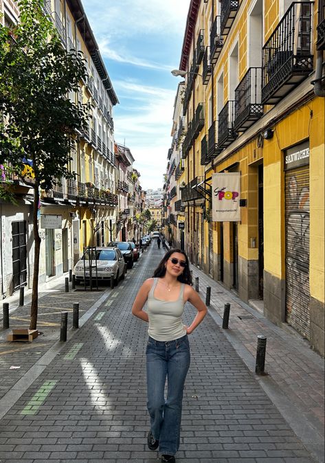 in the streets of Madrid. #spain #travel #aesthetic #madrid #europe #pictureideas Madrid Aesthetic Girl, Madrid Pictures Ideas, Madrid Instagram Pictures, Madrid Spain Aesthetic, Spain Travel Aesthetic, Madrid Museum, Madrid Summer, Madrid Aesthetic, Madrid Girl