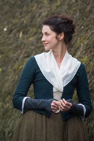 claire beauchamp - and I'm going to need to make those wrist warmers. Outlander Style, Outlander Knitting, Outlander Costumes, Outlander Claire, Outlander Season 1, 18th Century Clothing, Outlander Book, Claire Fraser, Outlander Jamie