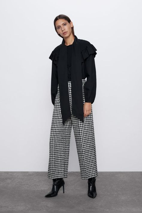 Houndstooth Pants Outfit, Elasticated Dress, Trousers Details, Houndstooth Pants, Faux Shearling Coat, High Neck Sweater, Princesa Diana, Knitted Coat, Shearling Coat