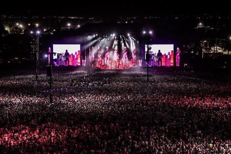 Lady Gaga's crowd at Coachella 😍🌴 #LadyGaga Coachella Crowd, Concrete Boys, Coachella Stage, Lady Gaga Concert, Coachella Concert, Concert Vibes, Concert Stage Design, Dream Music, Dream Vision Board