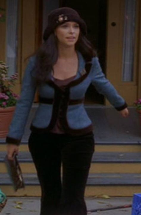 Season 1, episode 6- Blue and brown blazer, brown trousers, vest, and hat adorned with vintage brooches. Melinda Gordon Outfits Season 1, Melinda Gordon Outfits, Ghost Whisperer Style, 19s Fashion, Jennifer Love Hewitt Body, Melinda Gordon, Body Positive Fashion, Tv Clothes, Jennifer Love Hewitt