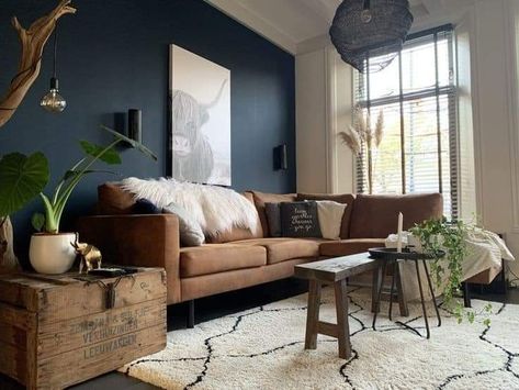 Dark Blue Industrial Living Room, Dark Blue And Wood Living Room, Midnight Blue Living Room Ideas, Cognac Living Room Ideas, Blue Industrial Living Room, Navy Brown Living Room, Blue And Wood Living Room, Midnight Blue Living Room, Midnight Blue Interior