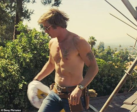 Brad Pitt Shirt Off, Once Upon A Time In Hollywood Brad Pitt, Brad Pitt Once Upon A Time Hollywood, Brad Pitt Shirtless, Guy Celebs, Randy Couture, Brad Pitt And Angelina Jolie, Joe Black, Luke Perry