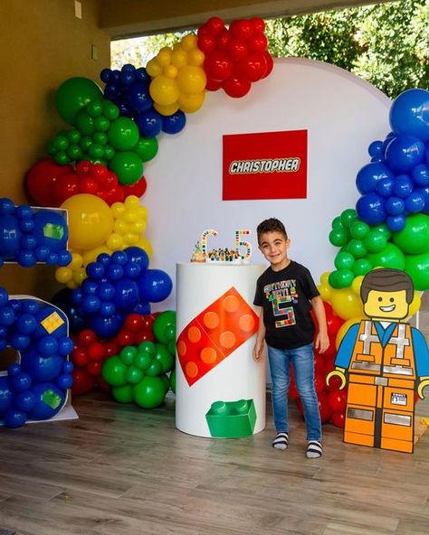 Lego Birthday Balloon Decoration, Lego Theme Balloon Arch, Lego Birthday Party Balloon Arch, Lego Party Decorations Backdrops, Lego Birthday Party Ideas Decorations, Lego 4th Birthday Party, Lego Birthday Decor, Lego Balloon Decorations, Lego Birthday Backdrop