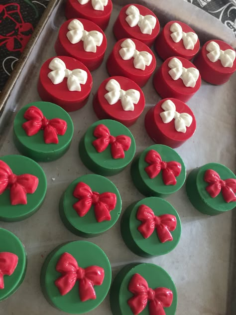 Chocolate covered Christmas Oreos by Chrisy'sCreations Red Chocolate Covered Oreos, Christmas Oreo Pucks, Grinch Chocolate Covered Oreos, Chocolate Covered Oreos Thanksgiving, Christmas Chocolate Oreos, Christmas Chocolate Dipped Treats, Christmas Dipped Treats, Thanksgiving Chocolate Covered Oreos, Christmas Dipped Oreos