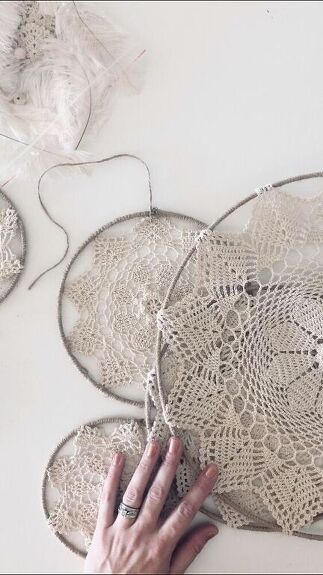 Doily Hoop Wall Art, Crochet Dream Catchers, Doilies Diy, No Sew Pillow Covers, Doily Dream Catchers, Atrapasueños Diy, Lace Dream Catchers, Doily Art, Dream Catcher Patterns